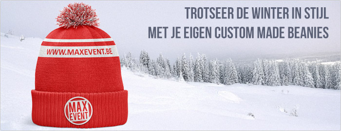 Rode beanie van maxevent getoond in winterlandschap