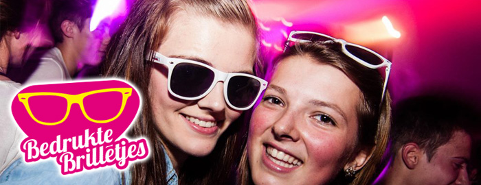 2 dames op een event met leuke geprinte zonnebrilletjes